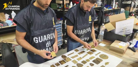 Scoperto un laboratorio del falso a Monza, sequestrate matrici per riprodurre loghi di auto e moto