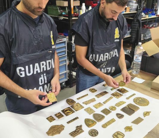 Scoperto un laboratorio del falso a Monza, sequestrate matrici per riprodurre loghi di auto e moto