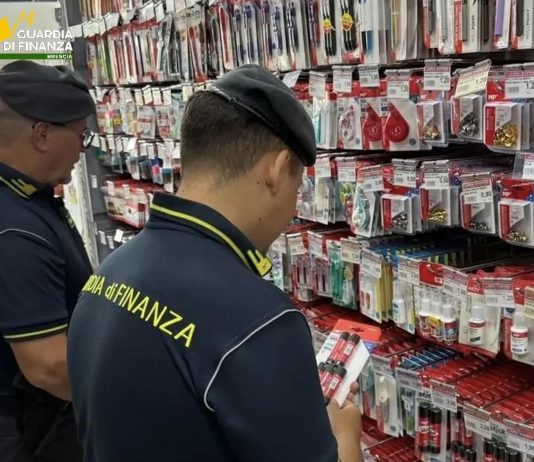 La Guardia di Finanza di Brescia sequestra 580 mila prodotti insicuri o contraffatti