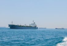 Petroliera colpita da tre proiettili nello Stretto di Hormuz, nessuna vittima