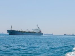 Petroliera colpita da tre proiettili nello Stretto di Hormuz, nessuna vittima