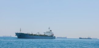 Petroliera colpita da tre proiettili nello Stretto di Hormuz, nessuna vittima