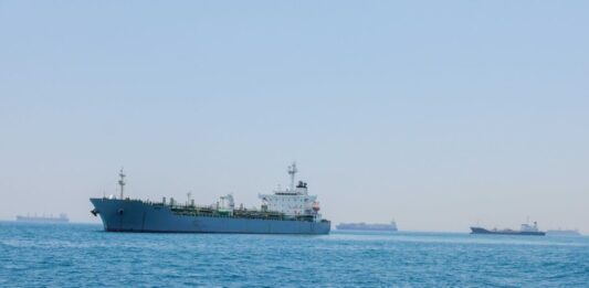 Petroliera colpita da tre proiettili nello Stretto di Hormuz, nessuna vittima