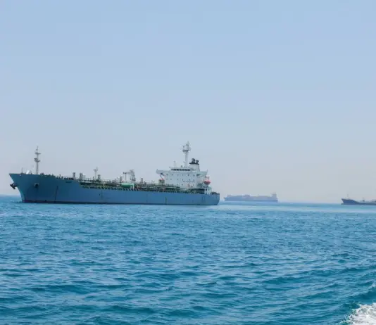 Petroliera colpita da tre proiettili nello Stretto di Hormuz, nessuna vittima