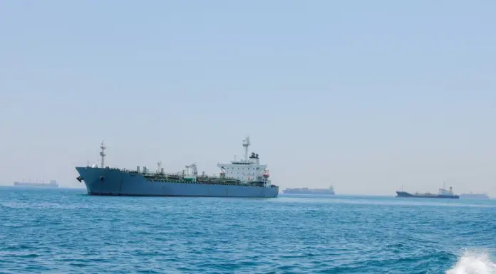 Petroliera colpita da tre proiettili nello Stretto di Hormuz, nessuna vittima