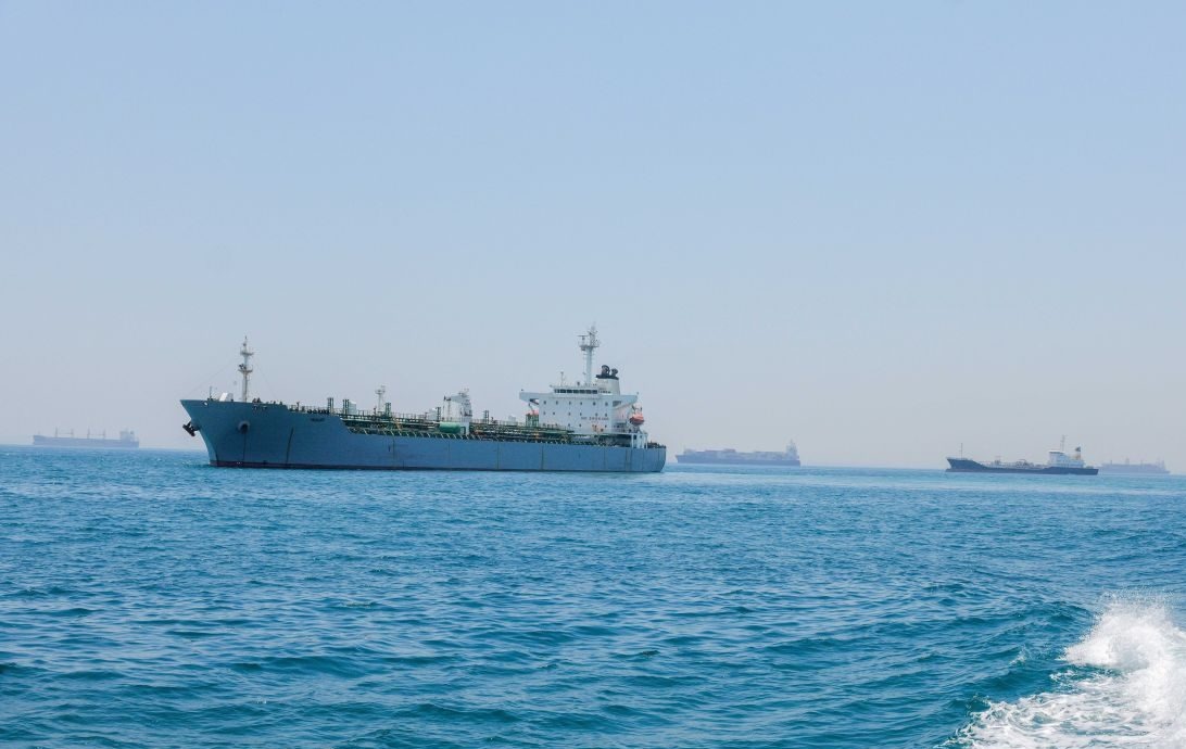 Petroliera colpita da tre proiettili nello Stretto di Hormuz, nessuna vittima Petroliera colpita da tre proiettili nello Stretto di Hormuz, nessuna vittima