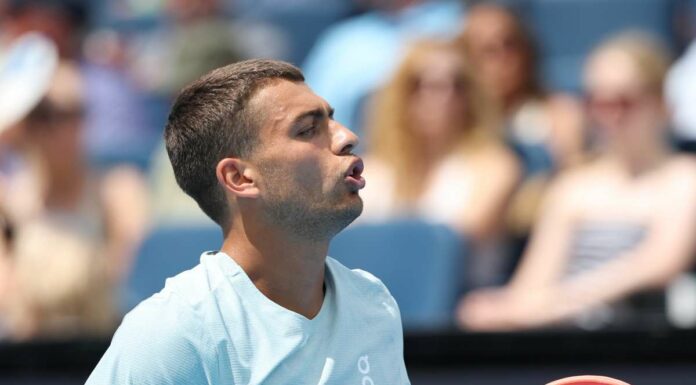 Cobolli rimonta Comesana nell’esordio agli Us Open, Bellucci travolge Piros