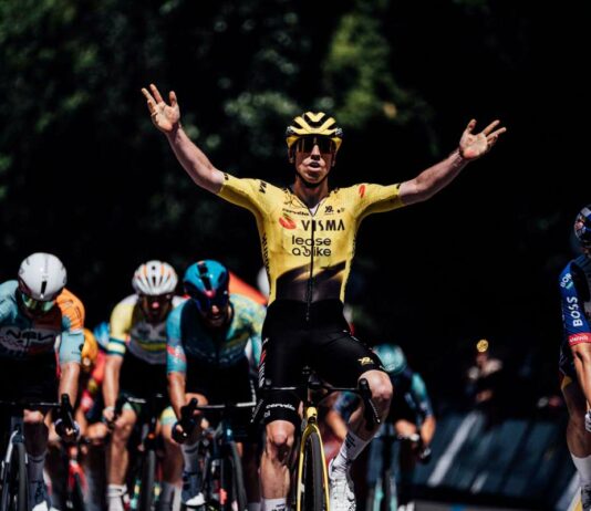 Brennan cala il poker e vince la sedicesima tappa della Vuelta 2026, Mas sempre in rosso