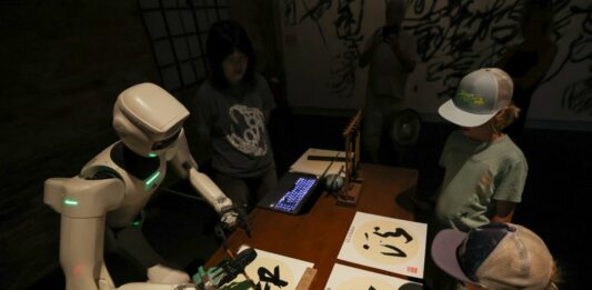 Biennale di Venezia, al padiglione cinese gli ideogrammi li scrive un robot