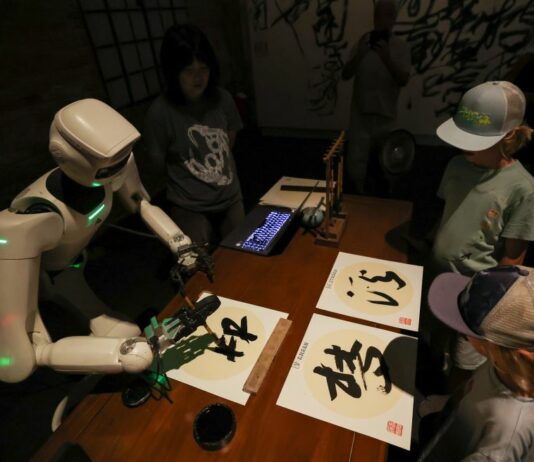 Biennale di Venezia, al padiglione cinese gli ideogrammi li scrive un robot