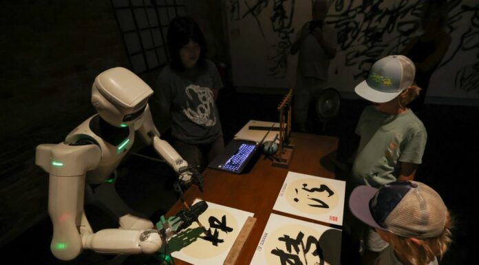 Biennale di Venezia, al padiglione cinese gli ideogrammi li scrive un robot