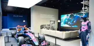 Alpine inaugura gli spazi Atelier di Milano alla presenza del team F1 e Briatore