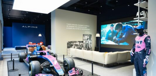 Alpine inaugura gli spazi Atelier di Milano alla presenza del team F1 e Briatore