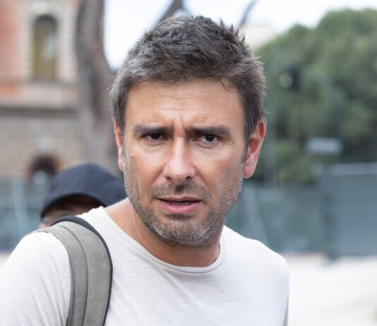 Rinviato il rientro di Alessandro Di Battista in Italia, è stato operato a Cuba