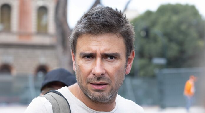 Rinviato il rientro di Alessandro Di Battista in Italia, è stato operato a Cuba