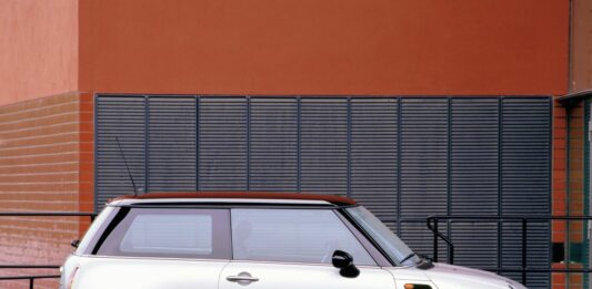Mini celebra 25 anni in Italia, oltre 480mila vetture vendute dal debutto