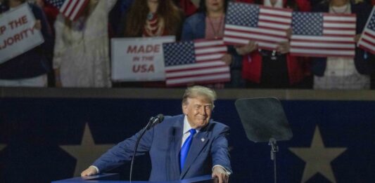 Trump a Dallas “Se vinciamo a novembre darò 5mila dollari a tutti gli americani”