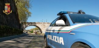 Si libera del braccialetto e incendia negozio ex compagna, arrestato a Roma