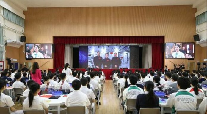 Cina, studenti a lezione di aerospazio con l’equipaggio della Shenzhou-23