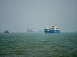Nave iraniana colpita nello Stretto di Hormuz, un morto e tre feriti