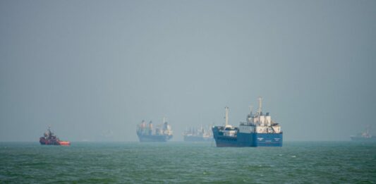Nave iraniana colpita nello Stretto di Hormuz, un morto e tre feriti