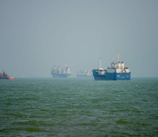 Nave iraniana colpita nello Stretto di Hormuz, un morto e tre feriti