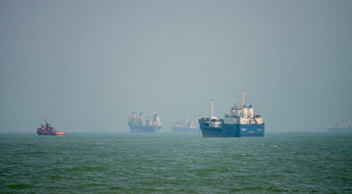 Nave iraniana colpita nello Stretto di Hormuz, un morto e tre feriti
