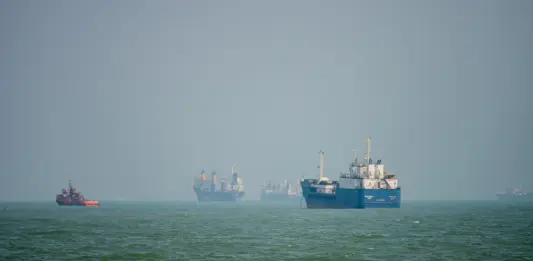Nave iraniana colpita nello Stretto di Hormuz, un morto e tre feriti