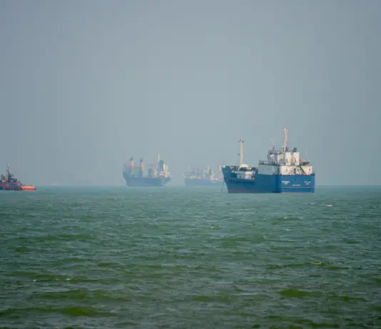 Oman, attack on an oil tanker: 23 sailors safe, two still missing