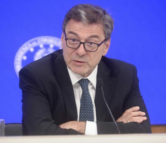 Manovra, Giorgetti: “Aspettiamo i margini Ue”. Poi avverte: “Orientati alla prudenza, la coperta è corta”
