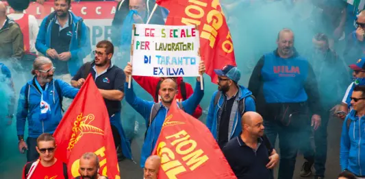 Ex Ilva, sciopero dell’indotto a Taranto. Blocchi stradali contro i licenziamenti
