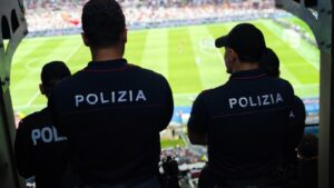 Daspo per 16 tifosi giallorossi dopo saluto romano durante Roma-Atalanta