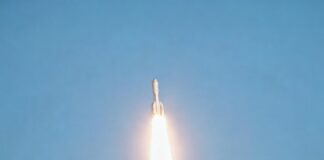 La Cina lancia in orbita nove satelliti dalle acque al largo di Shanghai