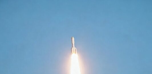 La Cina lancia in orbita nove satelliti dalle acque al largo di Shanghai