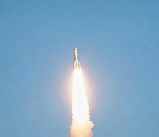 La Cina lancia in orbita nove satelliti dalle acque al largo di Shanghai