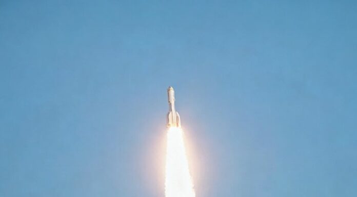 La Cina lancia in orbita nove satelliti dalle acque al largo di Shanghai