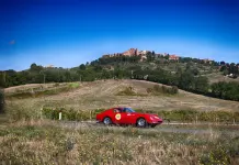 Ferrari Cavalcade Classiche 2026, 75 equipaggi sulle sponde del Lago di Garda