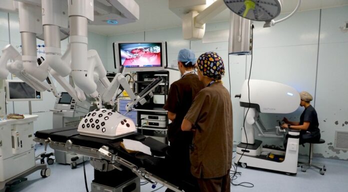 Robot chirurgici cinesi di ultima generazione arrivati al Policlinico di Milano