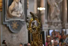 A Napoli si ripete il miracolo della liquefazione del sangue di San Gennaro