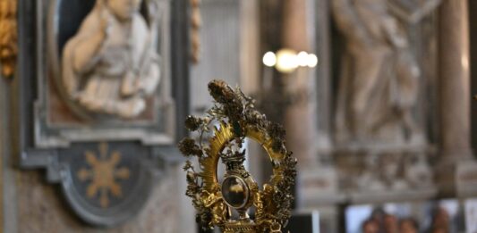 A Napoli si ripete il miracolo della liquefazione del sangue di San Gennaro