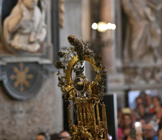 A Napoli si ripete il miracolo della liquefazione del sangue di San Gennaro