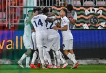 La Lazio batte il Venezia 2-0 e aggancia Roma e Inter in testa