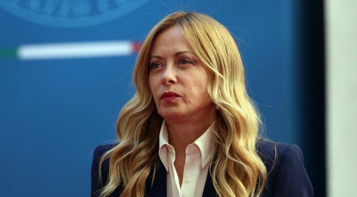 Meloni “Numero massimo di stranieri in classe e divieto di burqa, presto la norma”