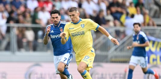 Primo ko per il Como, steso 2-0 dal Frosinone con Calò e Kvernadze