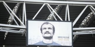 Tifosi di spalle durante il minuto di silenzio per Mazzola, Juventus multata