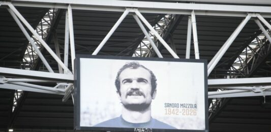 Tifosi di spalle durante il minuto di silenzio per Mazzola, Juventus multata