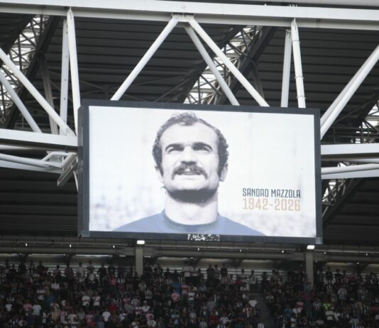 Tifosi di spalle durante il minuto di silenzio per Mazzola, Juventus multata