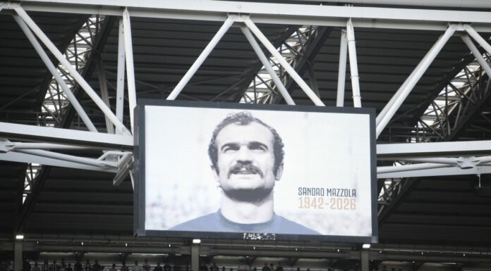 Tifosi di spalle durante il minuto di silenzio per Mazzola, Juventus multata