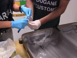 Trasportavano 50 chili di ketamina nei bagagli, tre arresti a Fiumicino
