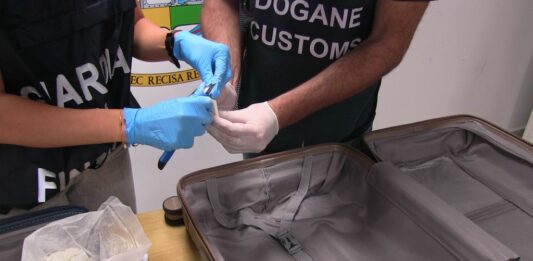 Trasportavano 50 chili di ketamina nei bagagli, tre arresti a Fiumicino